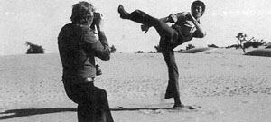 Silliphant prend Bruce Lee en photo