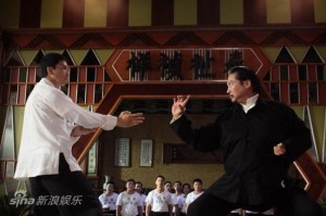 Ip Man 2 Ip Man (Donnie Yen, a gauche) contre Hung Chun Nam (Sammo Hung, a droite), l'une des scenes les plus spectaculaires du film, si ce n'est la plus spectaculaire
