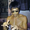 Bruce Lee avec des avec une paire de lunettes de soleil