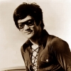 Bruce Lee avec une paire de lunettes de soleil