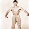 Bruce Lee montrant ses muscles