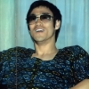 Bruce Lee avec une paire de lunettes de soleil