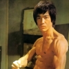 Bruce Lee montrant ses muscles