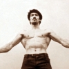 Bruce Lee montrant ses muscles