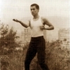 Bruce Lee en entrainement à l'extérieur
