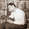 Bruce Lee lisant un livre à la bibliothèque