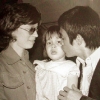                  Bruce Lee et Linda Lee avec leur fille Shannon Lee              