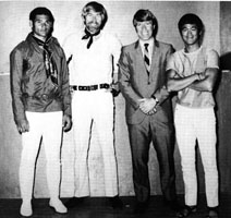 Stone, James Coburn, Chuck Norris et Bruce Lee
