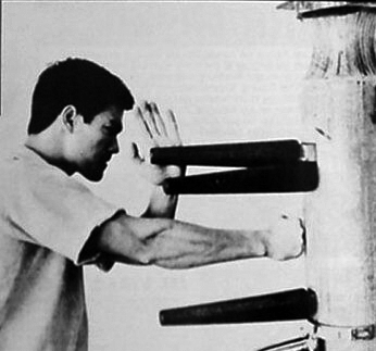 Bruce Lee s'entrainant sur un mannequin de bois
